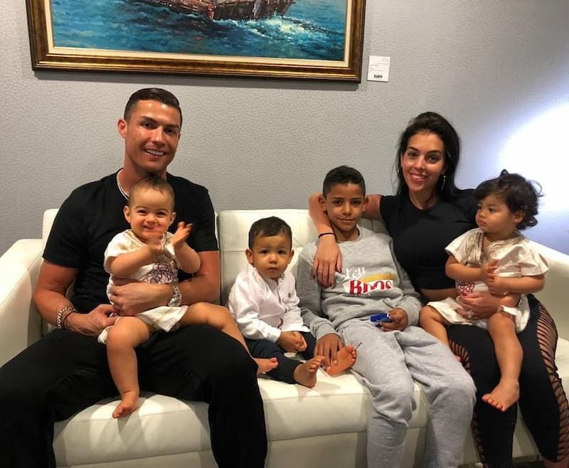 Ronaldo bên vợ và các con